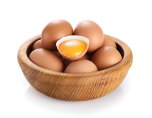 عکس تخم مرغ های محلی داخل کاسه چوبی - تصویر تخم مرغ های قهوه ای درون ظرف چوبی