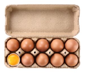 عکس شانه تخم مرغ رسمی محلی سالم و شکسته با زرده تخم مرغ - تصویر پس زمینه شانه تخم مرغ های قهوه ای