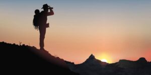 وکتور مرد کوهنورد با دوربین دوچشمی - وکتور پس زمینه کوهنوردی و طبیعتگردی